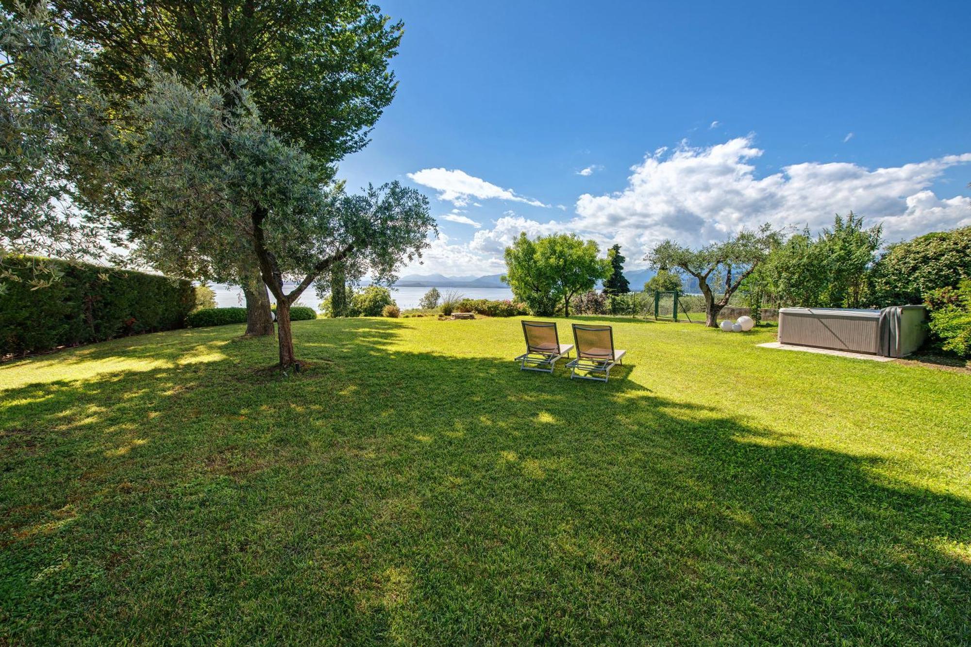 Villa Con Vista Mozzafiato Sul Lago Bardolino Exterior photo